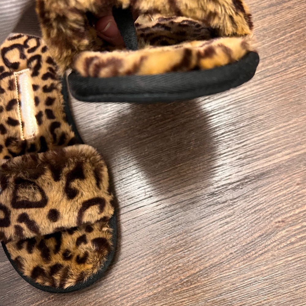 New! Michael Kors Leopard Faux Fur Slippers. Plastic is still on the logo.๐๐ผ - Picture 4 of 7